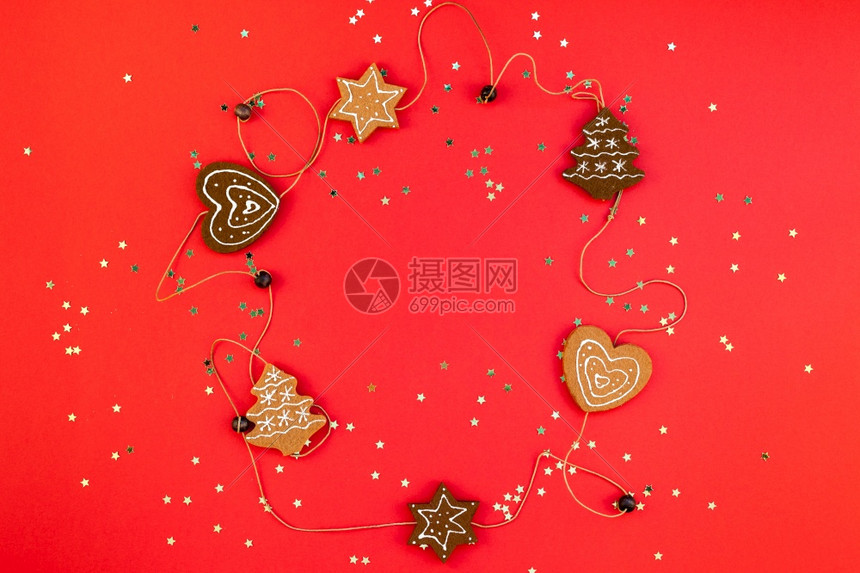 天金的装饰新年或圣诞装饰公寓铺放最顶端的视野Xmas节庆祝手工制作装饰品甜美金星红纸背景上印有你设计的贺卡模板框架图片