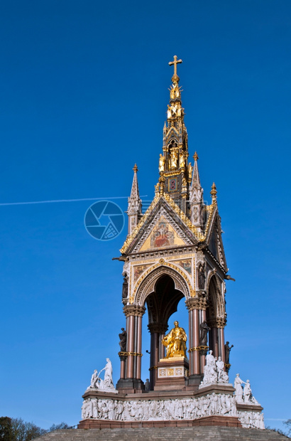 英国伦敦肯辛顿花园的艾伯特纪念与蓝天对抗金子维多利亚时代纪念碑图片