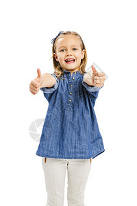 随意的演播室画像一个可爱金发美女孩用拇指举起孤立在白色人们学步的儿童图片