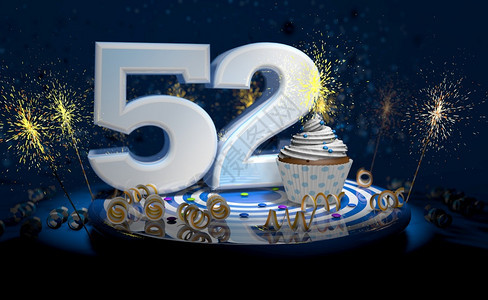 派对五十二岁生日或周年纪念带有闪亮蜡烛的杯饼大数量用白纸条蓝色桌上有黄流体黑背景满火花的彩色桌脸3张插图三五十二岁生日或周年蛋糕图片