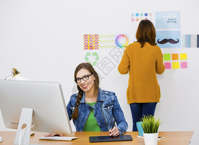 时髦成功创造力妇女在办公室工作创造办公室团队工作的妇女图片