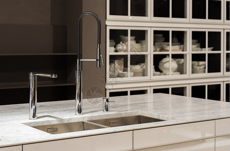 极简主义下沉木制的清洁现代厨房有白色Marble反大理石和陶器图片