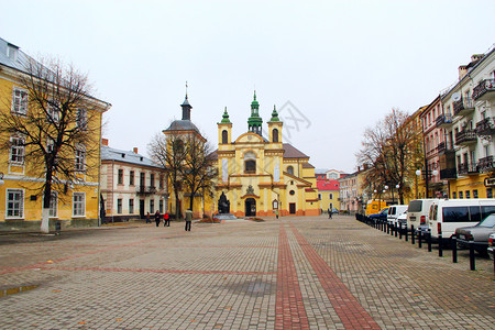 男人在伊凡诺弗兰基夫斯克地区从圣母玛利亚教堂到圣伊万诺弗兰基夫斯克市的步行地区从圣母玛利亚教堂看行走地区远足路图片