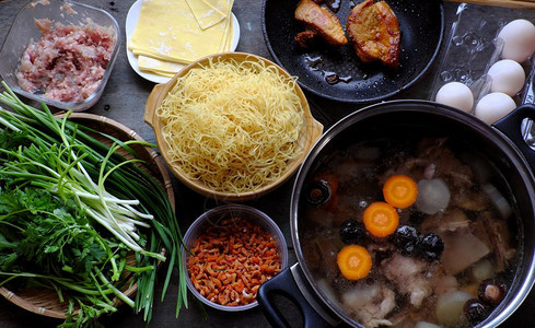 家为了室内的越南自制食物鸡蛋面汤和圆饼丰富多彩的食品成分以吃鸡蛋猪肉汤花生豆芽羊毛蔬菜等食用的物图片