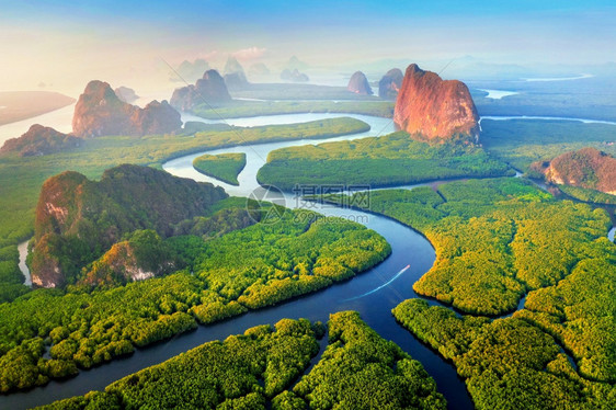 雅在泰国日出时天亮风景如山的PhangNga湾树旅行图片
