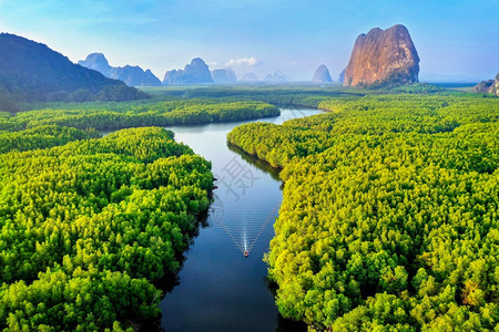 全景岩石在泰国日出时天亮风景如山的PhangNga湾景观图片