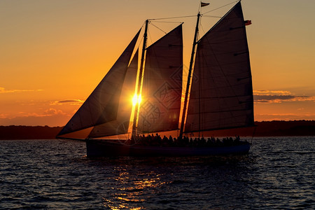 在海边日落时乘船航行轮廓游艇景观图片
