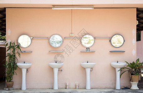 洗澡公共厕所的手池卫生镜子图片