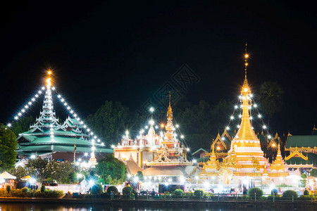 老的佛教泰国北部Maehongson广场WatJongKlang反射图片