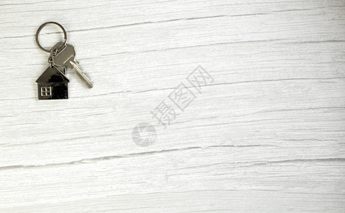 白色木质背景银房图钥匙购买新房地产概念复制空间顶视图银钥匙白色木质背景银房图购买新地产概念复制空间木的帮助公寓图片