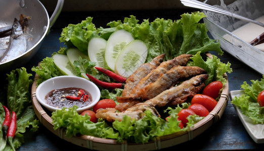 海鲜油午餐或晚时用越南食物供家庭用餐吃炸鱼加罗马林酱和绿色蔬菜以木本为家做的美味食品图片
