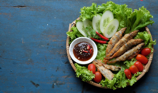 时间午餐或晚用越南食物供家庭用餐吃炸鱼加罗马林酱和绿色蔬菜以木本为家做的美味食品胆固醇越南语图片