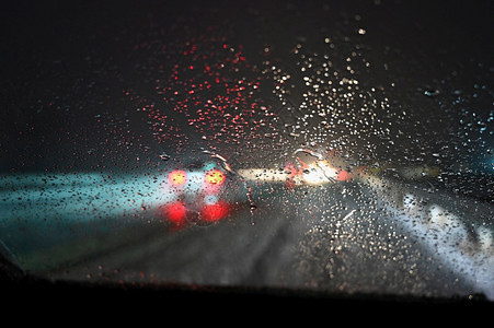 降雪危险的冬季道路上下雪危险冬季恶劣天气的危险晚间交通从司机配额的角度看车内面恶劣天气的危险夜间交通挡风玻璃大灯图片