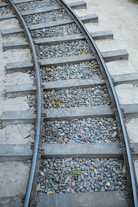 相交最佳铁轨由钢制成放置在一块木头上石板地很小车站图片