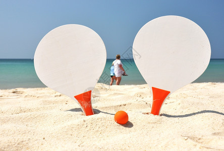 沙滩上的乒乓球拍图片