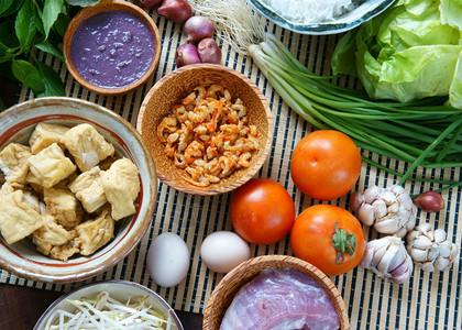水包子越南食物著名菜如番茄螃蟹猪肉虾类沙拉扇菜鸡蛋蔬虾糊面包饭等原材料是越南的特殊饮食街道图片
