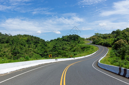 乡村的车道山顶有绿色丛林之行在泰国山顶有南省ThaiRoadonMountain的山上路途旅行3号背景图片