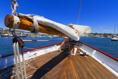 运输航海的上私人帆船游艇的吊杆帆和操纵风景图片