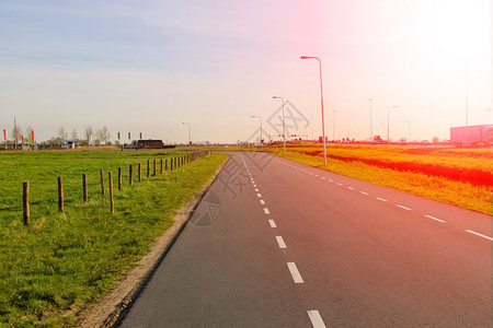 风景优美日落时在荷兰的道路运输云图片