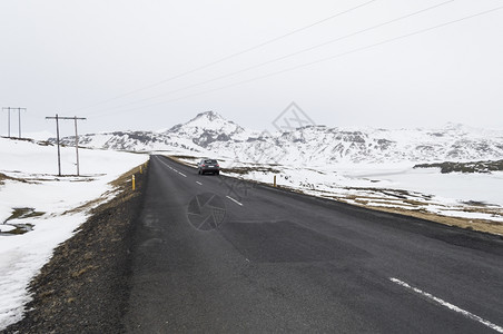 通往斯内弗勒岛冰地的公路冬天有山陨石坑风景优美白色的图片