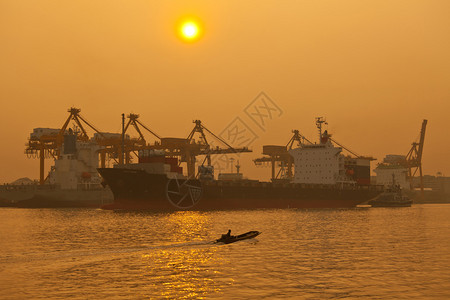 泰国曼谷日落时工业航运港泰国曼谷海洋黎明夜晚图片