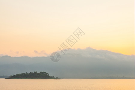 国民清晨的湖岛太阳和凉的后雾笼罩着山户外晴天图片
