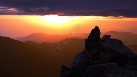 黎明运动黄昏山顶的日出风景图片
