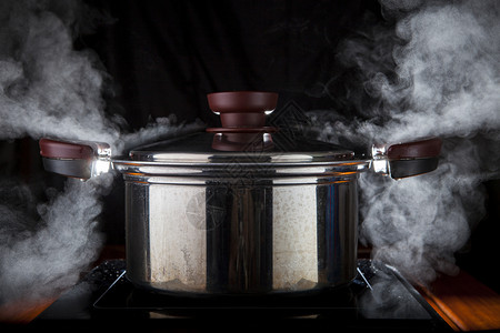 手电磁炉上的热蒸汽锅身体食物图片