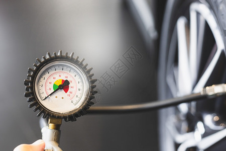 车辆保护膨胀的检查测量数充气橡胶轮胎汽车特写手持机充气压力表用于汽车轮胎压力测量汽车图片