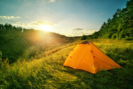 日落下的山丘橙色旅游帐篷图片