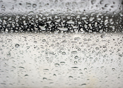 流动液体窗口上的雨滴抽象背景季节概念清除图片