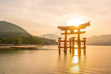 亚洲日本广岛宫落时水神社的漂浮大门橙游客图片