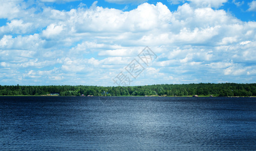 自然水平的湖边白云和爬行者风景全天晴朗的气中飞湖全景绿色图片