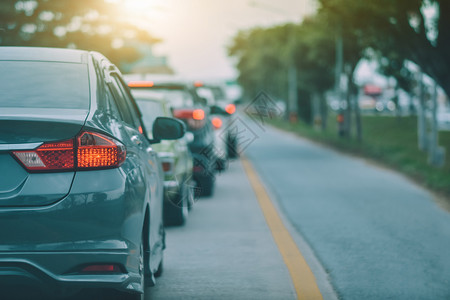 排车停在公路上的汽车和用于每日旅行的道路上小客车座位交通图片