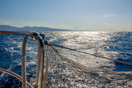 海上游艇和水的Sunny轨迹在水面的太阳线公路上与海中游轮和水上的Sunny轨迹航海的日落追踪图片