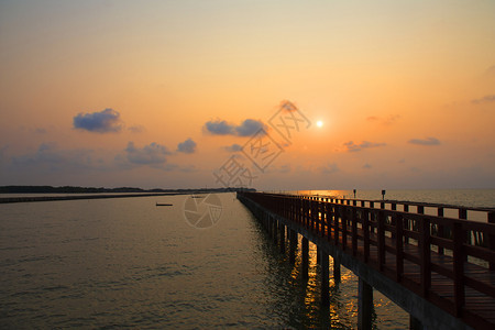 黑色的反射清晨海景日出背的长桥海日落图片