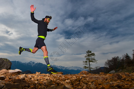 自然锻炼爬坡道准备一个男子在山上赛跑比的步轨运动进行体育训练图片