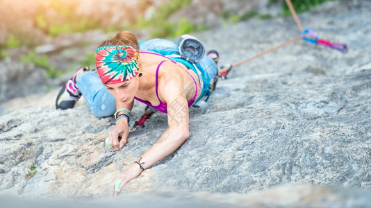 女士夏日一个攀岩通道的专心女孩高度毅力背景图片