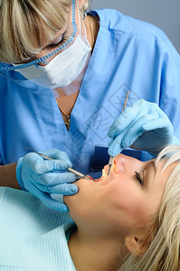 牙医给病人做手术图片