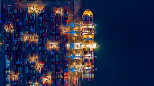 夜间鸟瞰集装箱船进出口贸易全球商业物流和全球集装箱货船运输海货物洋图片