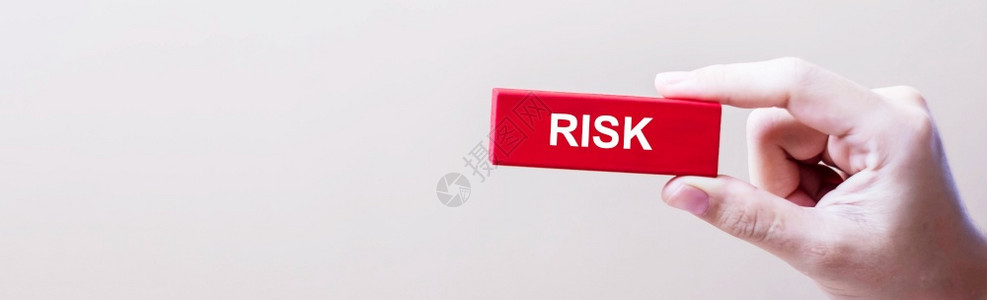 保持商人手RISK字在红木块上复制空间商业规划管理解决方案保险质量控制和战略等业务规划质量保证和战略风险帕努瓦图片