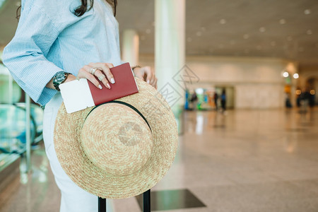 旅游文档在机场持有护照和登机牌的女手特写在机场持有护照和登机牌的女特写旅行图片