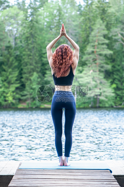 打坐禅年轻女孩在湖边从事自然瑜伽女幸福健康生活和自然平衡的概念健康生活和自然平衡的概念景观图片