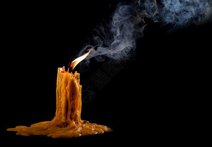 在黑色背景上闪亮燃烧的灯光蜡烛美丽抽烟热图片