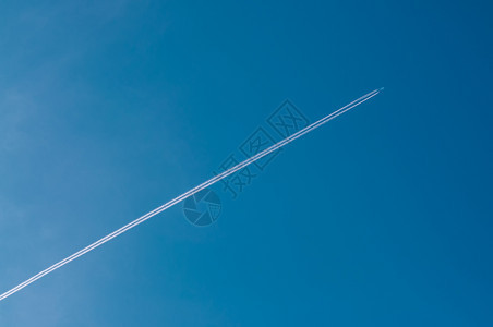 小径空中飞机过清蓝天空有蒸汽踪迹自由距离图片