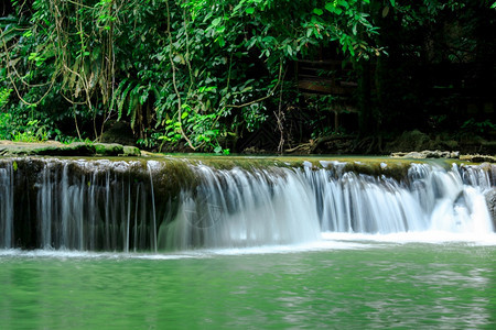 泰国森林中的小型瀑布规模的泰国森林假期风景流动的图片