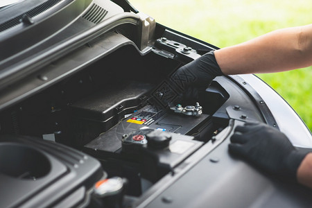 专业的汽车内检查电池的机械设备店铺数字的高清图片