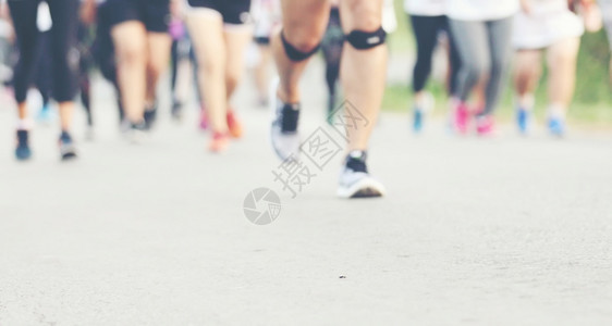 城市运动鞋赛跑者马拉松运动的模糊化图片