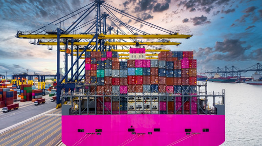 海外经过后勤港码头集装箱货物运集装箱船进出口全球商业贸易物流和全球集装箱货船运输图片