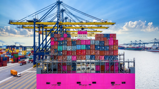 经过海港码头集装箱货物运集装箱船进出口全球商业贸易物流和全球集装箱货船运输全球的海上图片